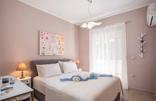 Modern and cozy bungalow, close to traditional villages and airport