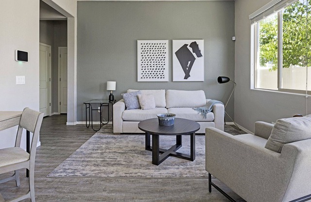 Modern Apartment in Prime Location (ID7657X12)