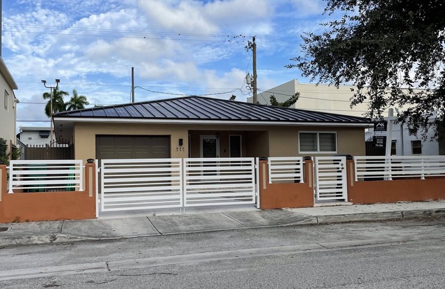 Modern apartment in Miami. Family/pet friendly.