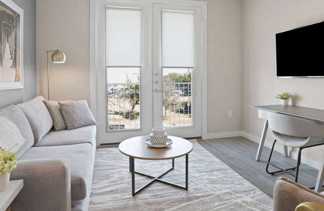 Modern Apartment in Prime Location (ID7763X80)