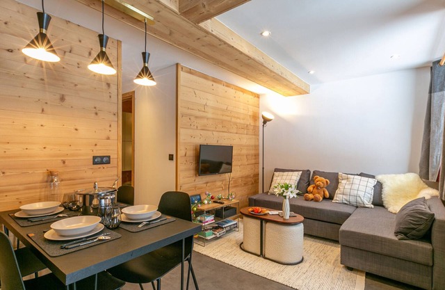 Modern Apartment with WiFi, Dishwasher, and Balcony – Sleeps 5 in Val-d'Isère