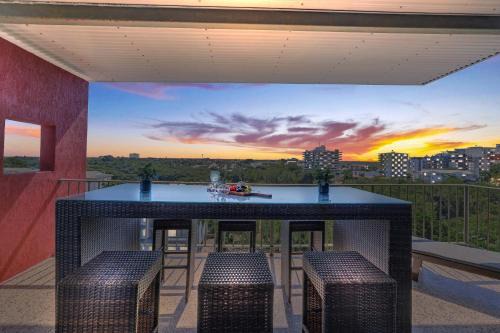 Modern Apartment with Sunset Views
