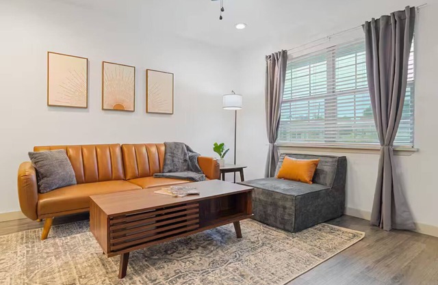 Modern Austin King Suite–Walk to DT/6th St–F1-ACL