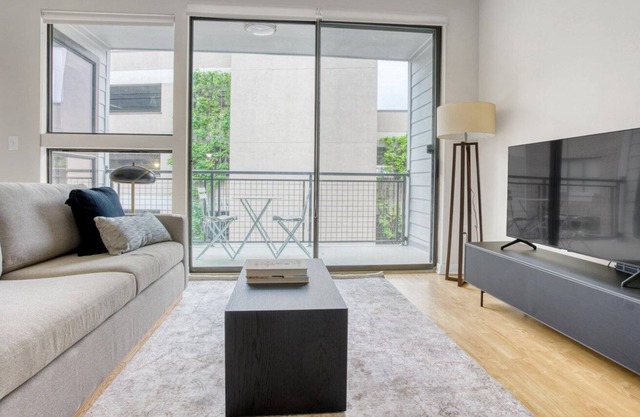 Modern Barton Springs 1BR w/ Gym, Pool & W/D, nr Zilker, by Blueground