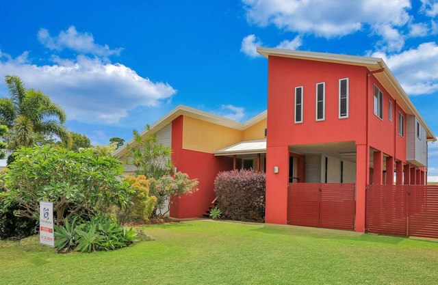 Modern Beach House Close to Beach