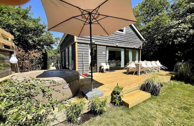 Modern beach house for 12 pers! With jacuzzi