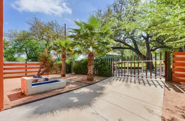 Modern Bungalow in Central Austin- 3 Bedroom 2.5 Bath