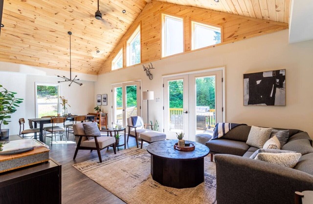 Modern Chalet w/Firepit, BBQ, Fast Wi-Fi, Deck