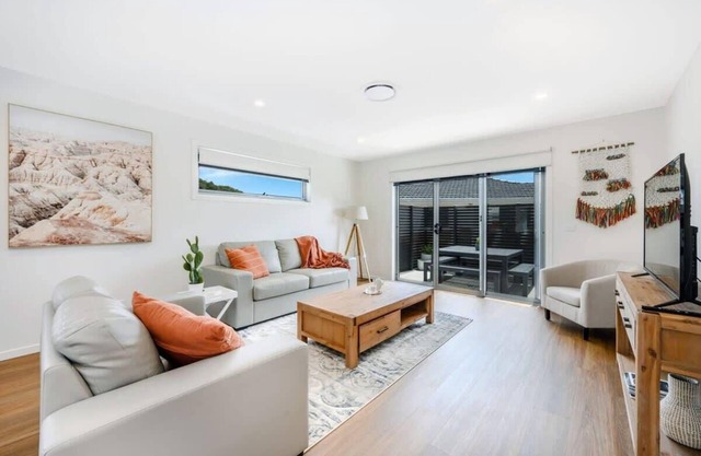 Modern Chic Villa,Walk to shops-10min Airport/CBD.