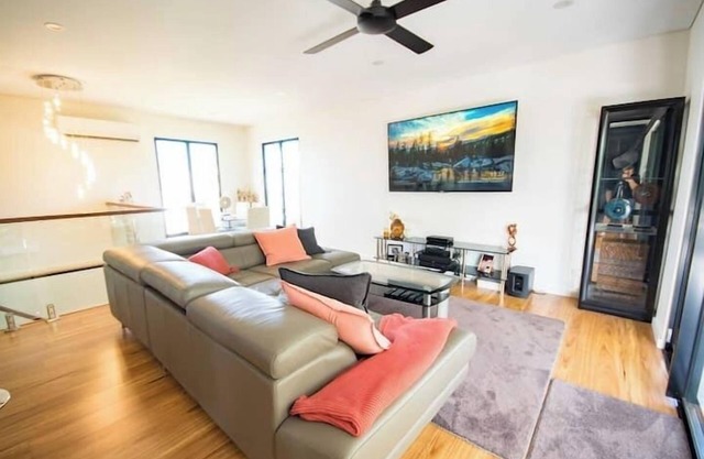 Modern Coastal Escape | Walk to Beach, Cafes & CBD