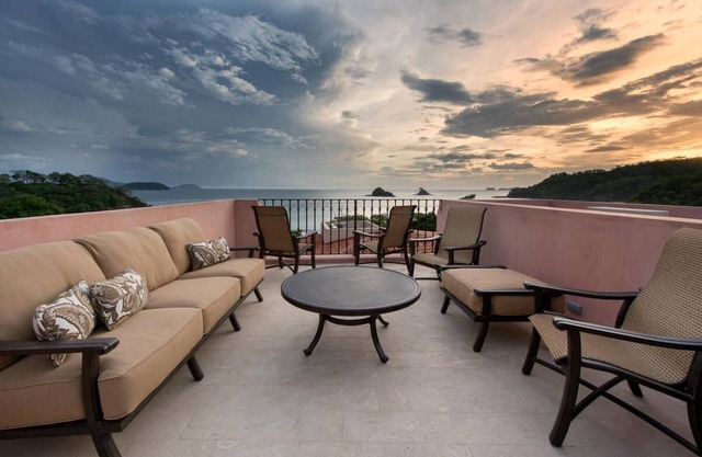 Modern, colorful, and convenient home with private pool - At Las Catalinas