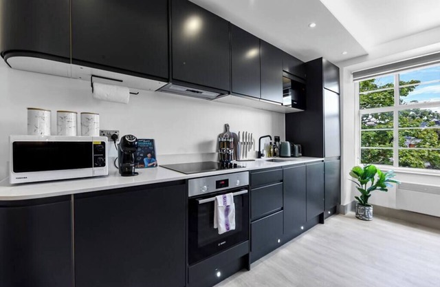 Modern Comforts 2 BD Flat - Sleeps 5