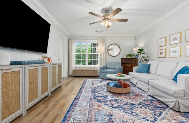Modern Condo Near Downtown Walk to Auburn