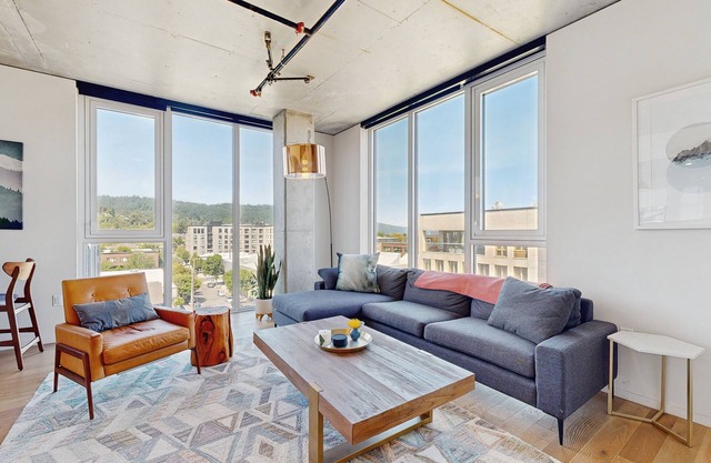 Modern corner apartment w/city view, central location - gym & bike storage