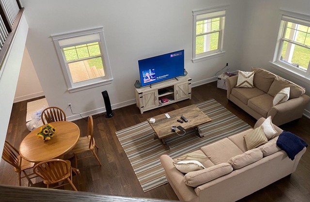 Modern Cottage 2 Mins From Lakeside Beach-Your Perfect Beach and Golf Retreat!☀️
