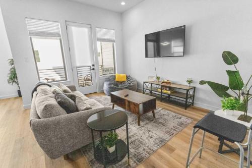 Modern Dual Townhome Bundle Sleeps 22 Near Med Center & Downtown
