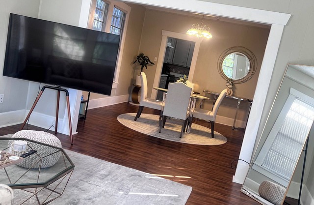 Modern EaDo Bungalow - Mins to Downtown & Stadiums