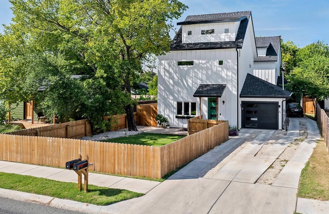 Modern Eastside Getaway - Minutes to Downtown & Festivals
