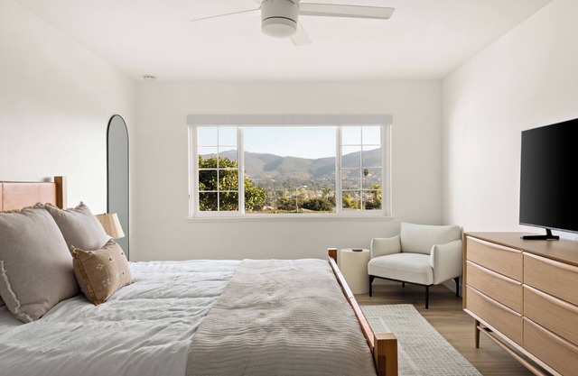 Modern Escape w/Views. Walk to Lake, Resort, Golf & Dining. Pet Friendly