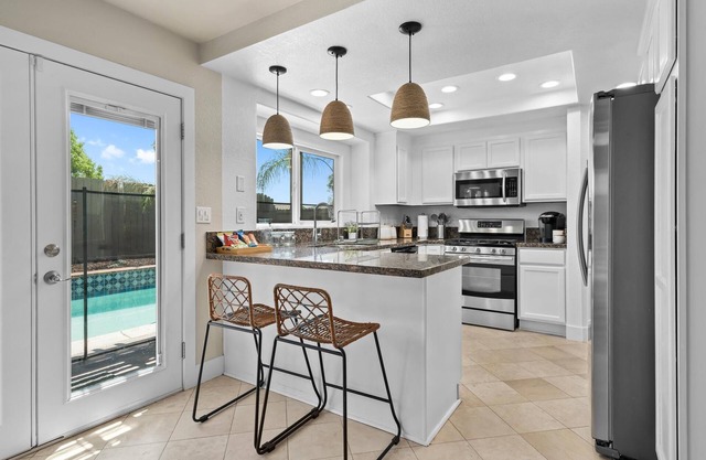 Modern Family Home! Pool, Bar, Games, BBQ, Office! Off the highway! 7 min to UCR