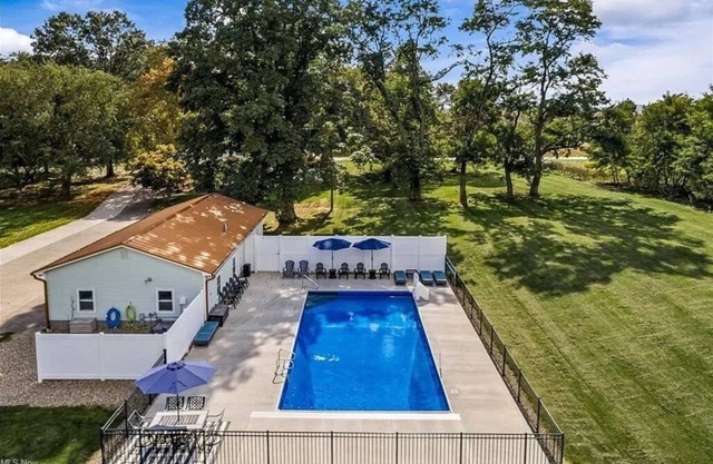 Modern Farm House and Barn- 5 ac and Pool/Hot Tub- 24 people- 599 a night!