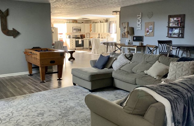 Modern Farm-house style within mins from Grand Park. Sleeps over 13!