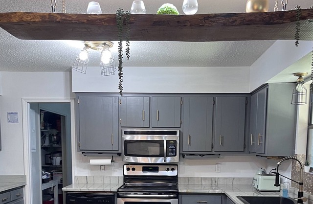 MODERN FARMHOUSE family & pet friendly, spacious & minutes from beach