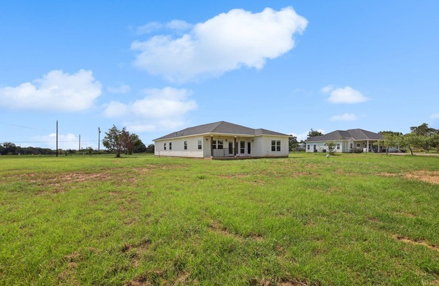 Modern Farmhouse in McDade on 3 acres with Backyard Firepit and Fooseball Table!