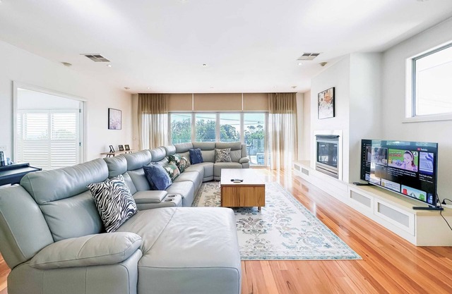 Modern Frankston South Holiday House with Bay View