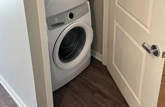 Modern Furnished 1 BD / 1 BA