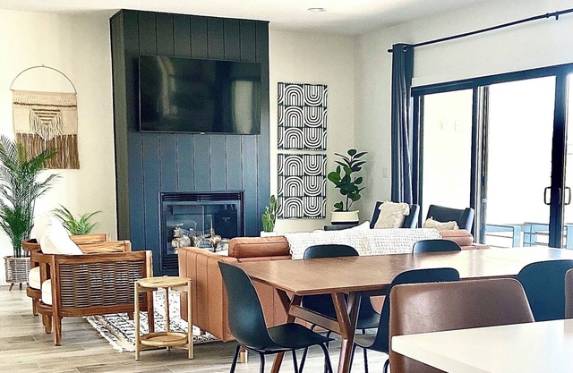 Modern Getaway with Community Pool near Golf, Boating & Gorge Concerts!