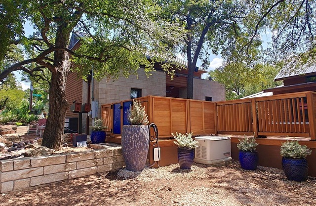 Modern Guest House - EV charger. Great Location