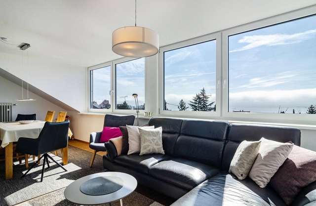 Modern holiday apartment with lake and Alpine views, Wi-Fi and balcony