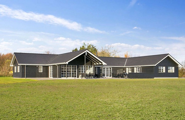 Modern holiday home with sea views and pool and activity room, WiFi and oven