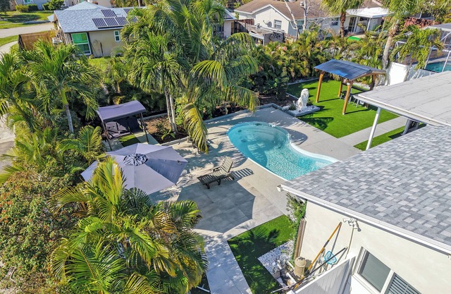 Modern house in beautiful West Boca Raton, mini-gym, pool, outdoor kitchen