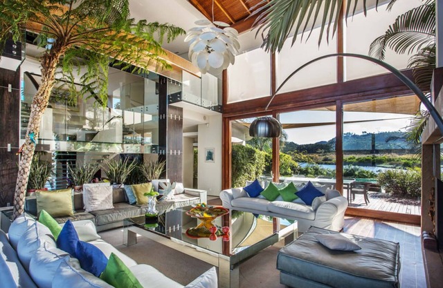 Modern House In Opulent Setting