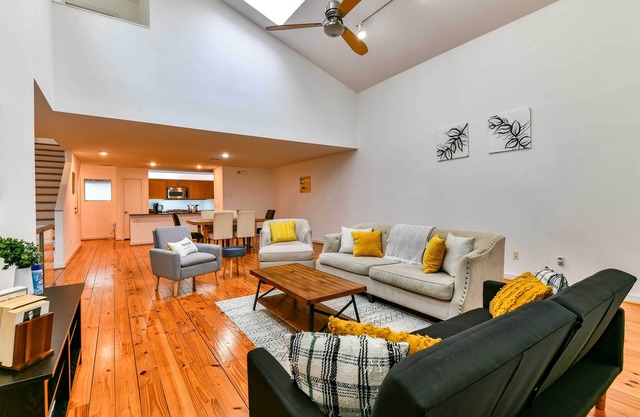 Modern Houston Townhome w/Balcony: 5 Mi to Dtwn!