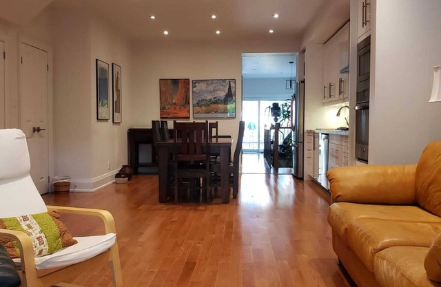 Modern in quiet residential street 7 minutes walk to the boardwalk Lake Ontario
