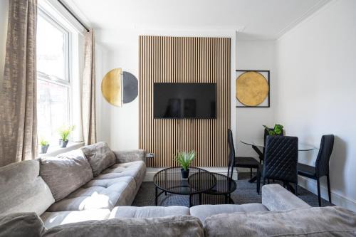 Modern Liverpool Retreat - 4BR Home Near City & Stadiums