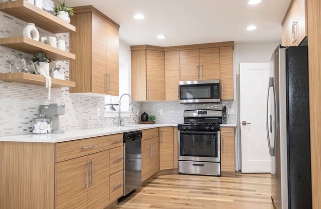 Modern Lux Upstairs Unit Near SLC W/King Bed, Yard, Garage and Washer/Dryer