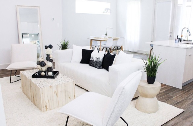 Modern Luxe Home W/Free Parking, Self Check-in & Wifi