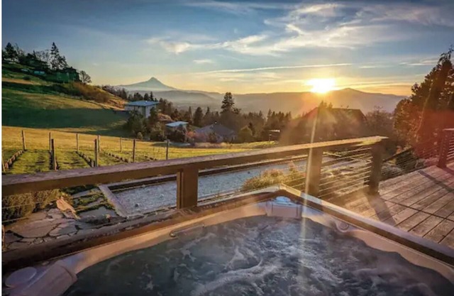 Modern Luxury. Private Hot Tub & views of Mt Hood!