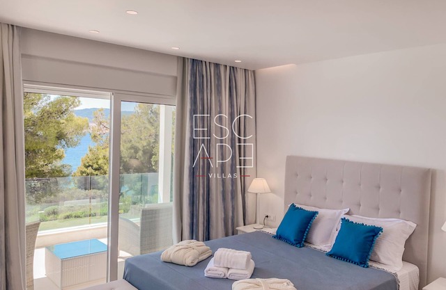 Modern minimal villa , walking distance to the beach,amazing sea view