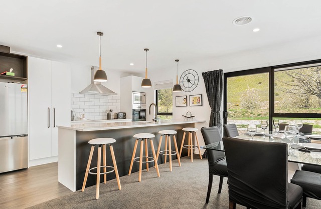Modern Mount Pisa - Cromwell Holiday Home