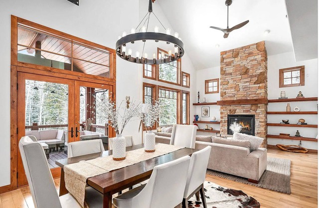 Modern Mountain Getaway – Hot Tub, Views, Privacy, Gorgeous, Tesla Charger