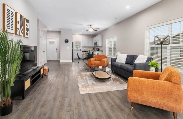 Modern New Build 12BR 12BA w Garage Patio