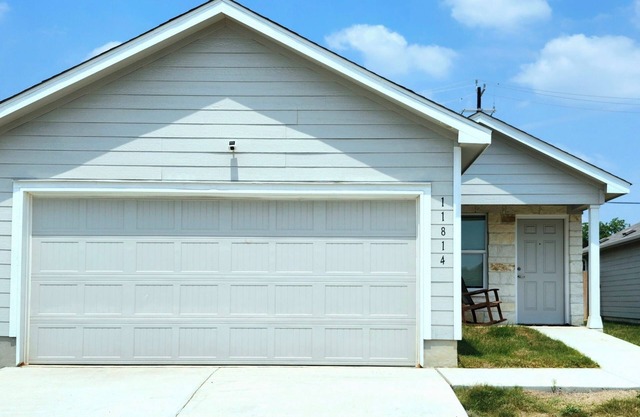 Modern New Build Near Toyota, Amazon & Lackland AFB - Ideal for Long Stays