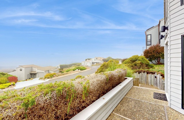 Modern Ocean-View Dream w/Chefs Kitchen, Patio & Balcony - Walk to Beach