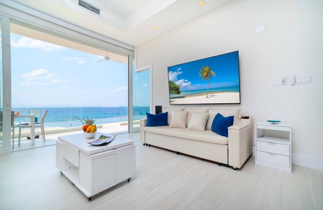 Modern Oceanfront 1 Bdr Condo/w Pool + Diving