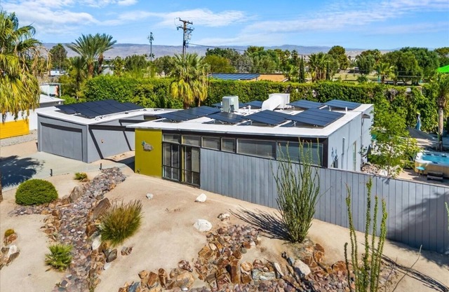 Modern Palm Paradise: Pool Hot Tub Views